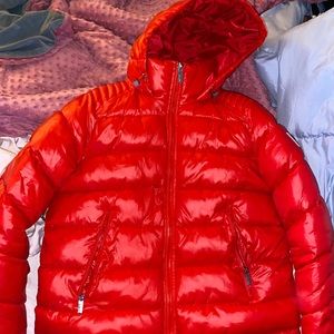 Im selling a GUESS bubble coat (red).